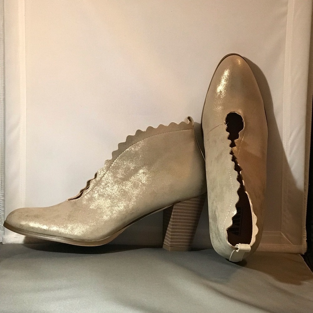 WOMENS AMS GOLD SCALLOPED EDGE SHOOTIES
